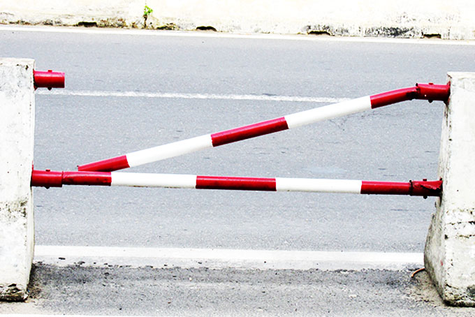 Các ống sắt trên dải phân cách bị hư hỏng