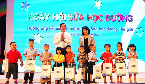 Phó Chủ tịch nước Đặng Thị Ngọc Thịnh cùng đại diện lãnh đạo TP. Đà Nẵng trao tặng học bổng cho các học sinh mầm non có hoàn cảnh đặc biệt khó khăn.