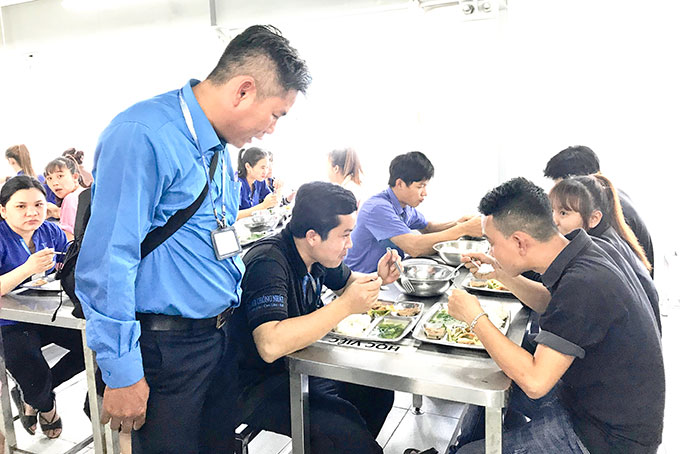 Đại diện Công đoàn các Khu công nghiệp và Khu kinh tế tỉnh khảo sát bữa ăn ca của công nhân.