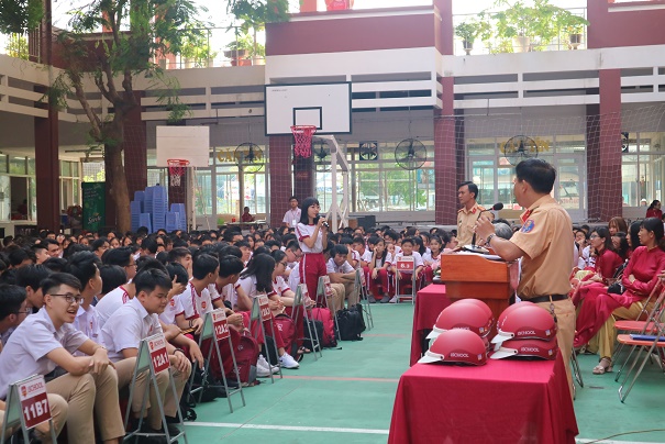 Trường iSchool Nha Trang tuyên truyền an toàn giao thông cho hơn 1.000 học sinh