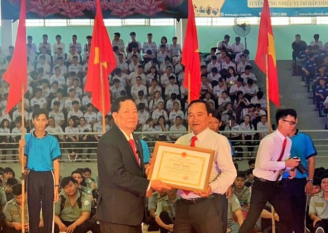 Hiệu trưởng nhà trường trao bằng khen của UBND tỉnh cho thầy Nguyễn Vân Thoại. 