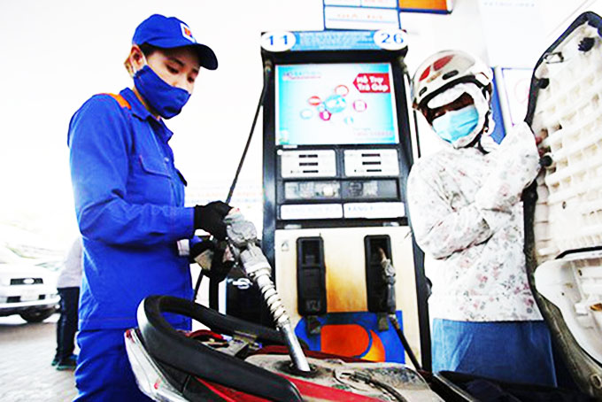 Giá xăng tăng mạnh gần 1000 đồng/lít