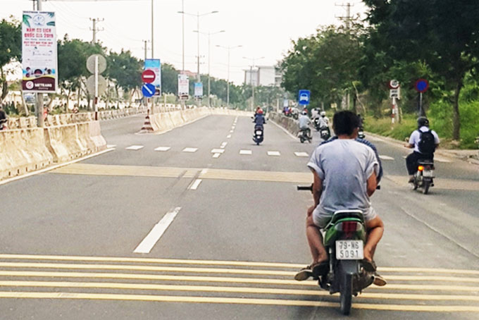 Cần xử lý nghiêm các trường hợp xe máy đi vào phần đường ô tô