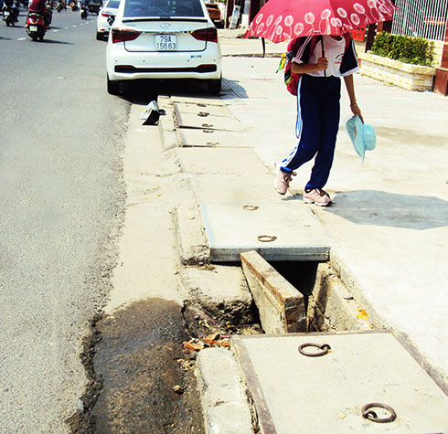 Hố trên vỉa hè