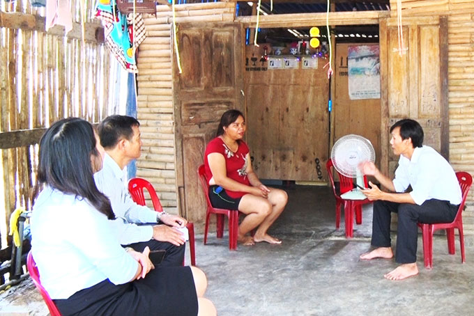 Các điều tra viên thu thập thông tin về thực trạng kinh tế - xã hội  một gia đình người dân tộc thiểu số tại huyện Khánh Vĩnh.