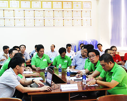 Các thành viên thao tác xử lý  tình huống giả định được đưa ra. 