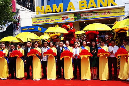 Cắt băng khánh thành Phòng Giao dịch Nam Á Bank Cam Lâm.