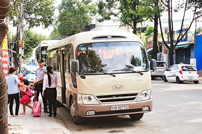 Một trường mầm non nằm trên đường Nguyễn Đức Cảnh (TP. Nha Trang)  tổ chức đưa đón học sinh bằng ô tô.