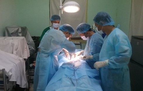 Kíp quân y đảo Sinh Tồn mổ cấp cứu cho bệnh nhân.