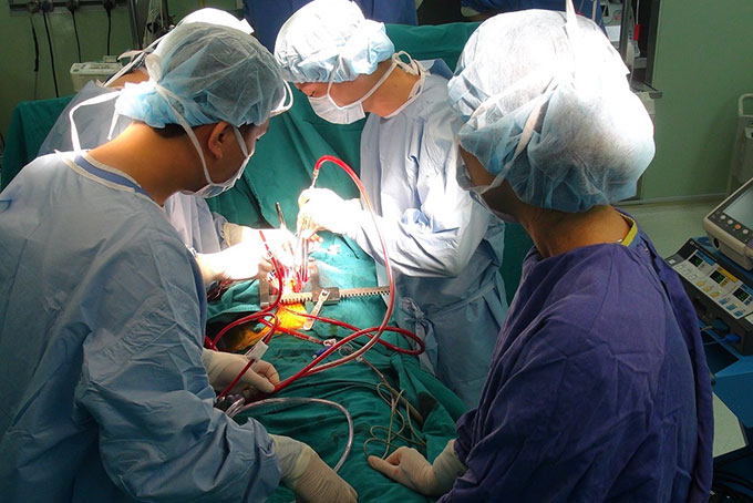 Chi phí cao và có thể phát sinh chi phí trong suốt quá trình điều trị khiến phẫu thuật tim mạch thường được ví là “cỗ máy đốt tiền” 