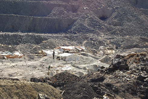 Tai nạn chết người thường xuyên xảy ra trong lĩnh vực khai thác không chính thức của CHDC Congo, đặc biệt là vàng. Ảnh: Reuters.