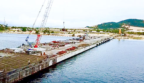 Cảng tổng hợp Bắc Vân Phong đang xây dựng.