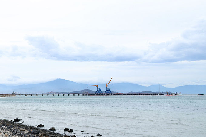 Cảng tổng hợp bắc Vân Phong đang được xây dựng.
