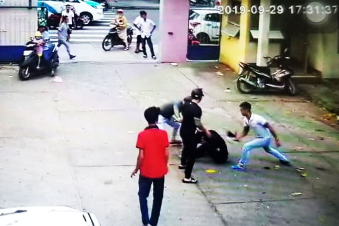 Nhập viện cấp cứu vẫn tiếp tục hỗn chiến