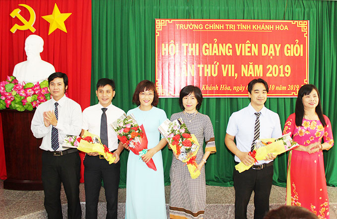 Lãnh đạo nhà trường tặng hoa chúc mừng các thí sinh tham gia hội thi.