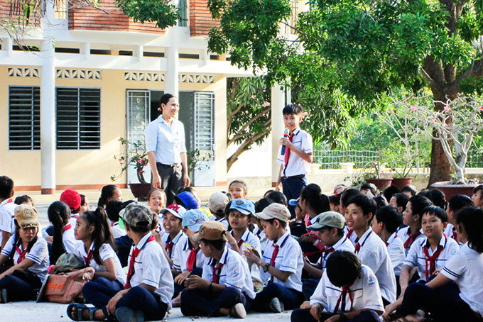Học sinh huyện Cam Lâm tham gia buổi tuyên truyền về sức khỏe sinh sản.