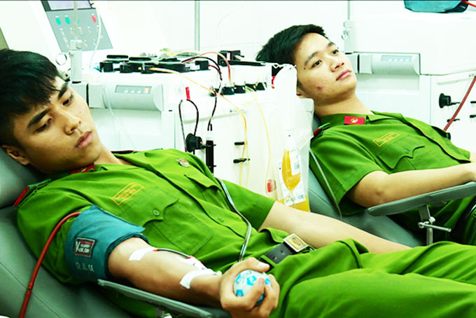 Chiến sĩ trực tiếp tới bệnh viện hiến máu, cứu người.