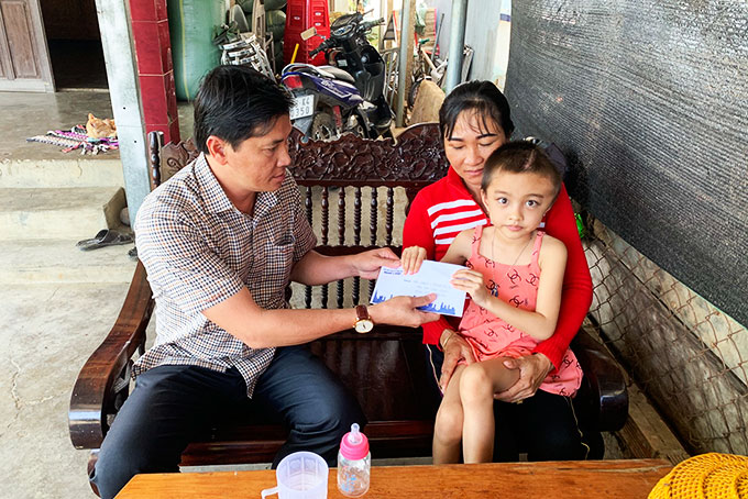 Ông Hồ Hữu Ngọc đại diện các sàn giao dịch bất động sản trao tiền ủng hộ cháu Thảo.