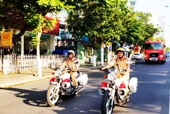 Lực lượng phòng cháy, chữa cháy TP. Nha Trang diễu hành qua các tuyến phố