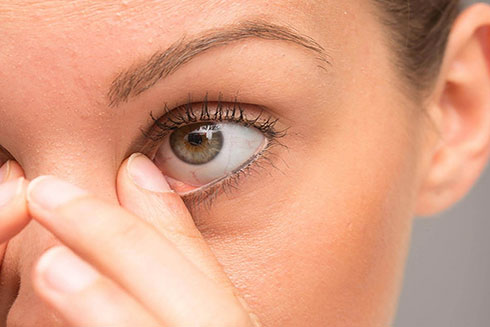 4 thói quen tưởng vô hại nhưng lại gây nếp nhăn trên mặt