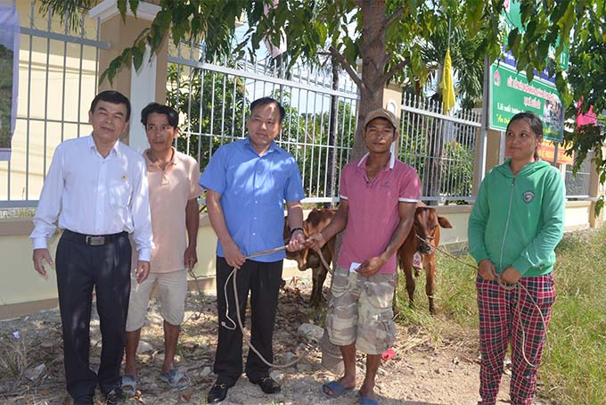 Trao bò giống sinh sản cho 3 hộ dân tại xã Suối Cát, huyện Cam Lâm.