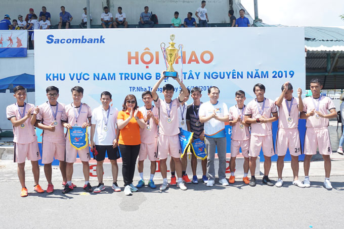 Ông Lâm Văn Kiệt - Giám đốc Sacombank Khu vực Nam Trung bộ và Tây Nguyên trao cúp vô địch bóng đá nam cho đội Ninh Thuận. 