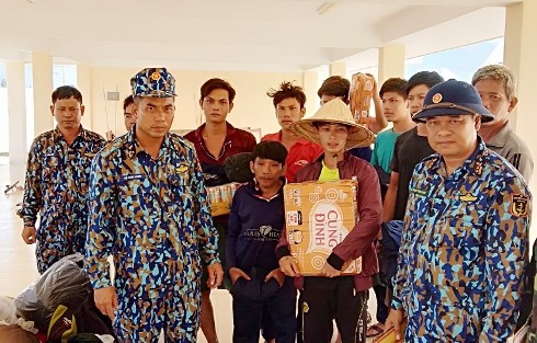 Các ngư dân được cứu vớt, đưa lên đảo an toàn.