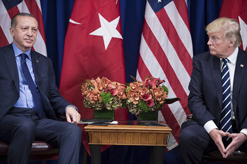 Tổng thống Thổ Nhĩ Kỳ Erdogan và Tổng thống Mỹ Trump. Ảnh: Newsweek.