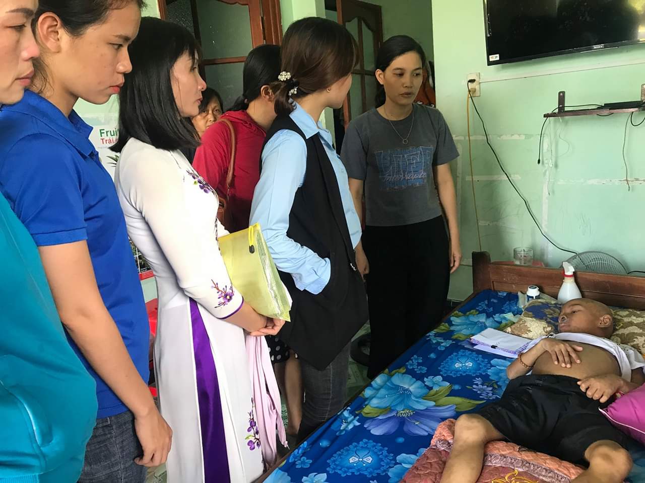 Giáo viên trường TH Diên Phước đến thăm  học sinh Nhật Minh đang nằm tại nhà 