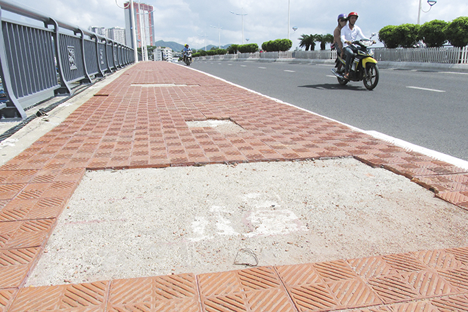 Gạch lát lối đi bộ trên cầu Trần Phú bị bong tróc