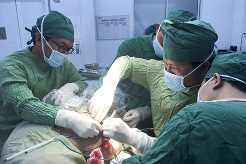Các bác sĩ Bệnh viện Bỏng quốc gia đang chuyển giao kỹ thuật phẫu thuật cho Bệnh viện Đa khoa tỉnh.  