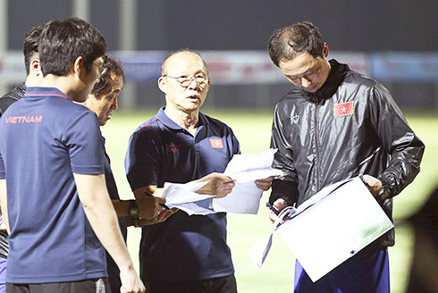 Huấn luyện viên Park Hang Seo sẽ chọn ai trong danh sách hàng công để làm “ngòi nổ ” tuyển Việt Nam?