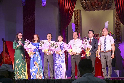 NSND Thanh Bình (thứ 2 từ trái qua) và  NSND Lưu Kim Hùng (thứ 3 từ trái qua) nhận hoa chúc mừng  của lãnh đạo Sở Văn hóa và Thể thao. 