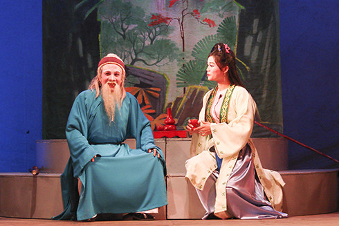 NSND Lưu Kim Hùng (trái) trong vở tuồng Quỳnh Hoa hoàng hậu. 