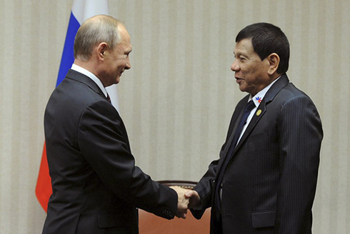Tổng thống Philippines Rodrigo Duterte và Tổng thống Nga Vladimir Putin trong một cuộc gặp. Ảnh: Reuters.