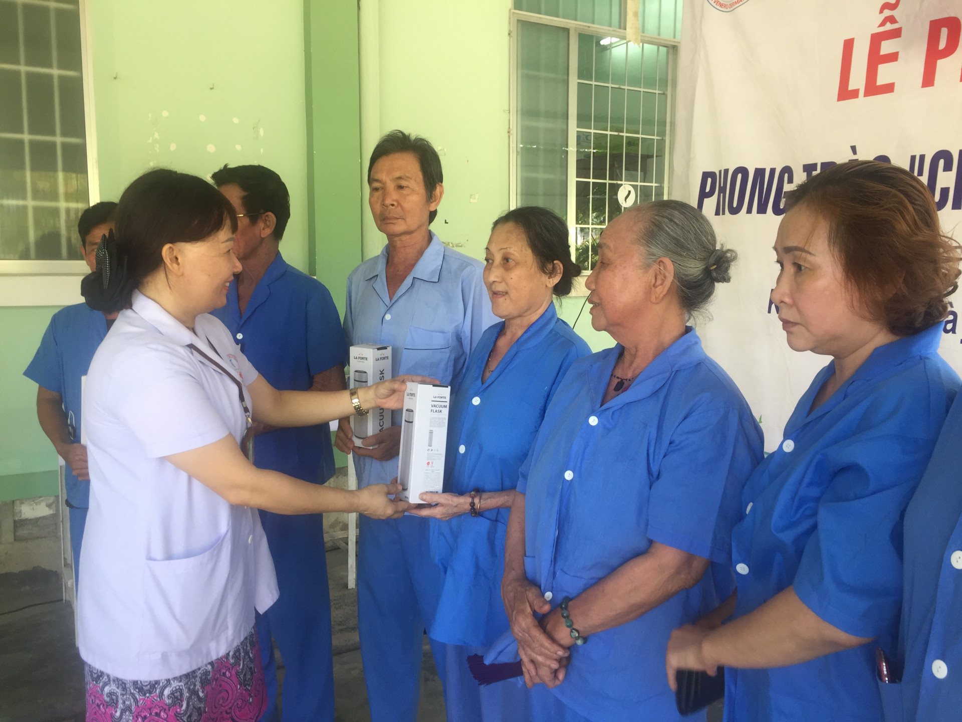 Các bệnh nhân được tặng bình uống nước inox