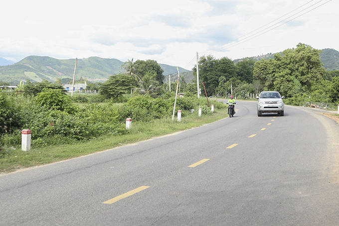 Khu vực nút giao thông đường cao tốc cắt qua Quốc lộ 27B (TP. Cam Ranh).