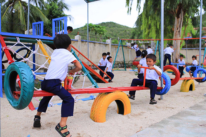 Các trò chơi làm từ lốp xe của Đoàn Khối các cơ quan tỉnh tại đảo Điệp Sơn.