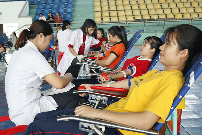 Hơn 300 người tham gia hiến máu