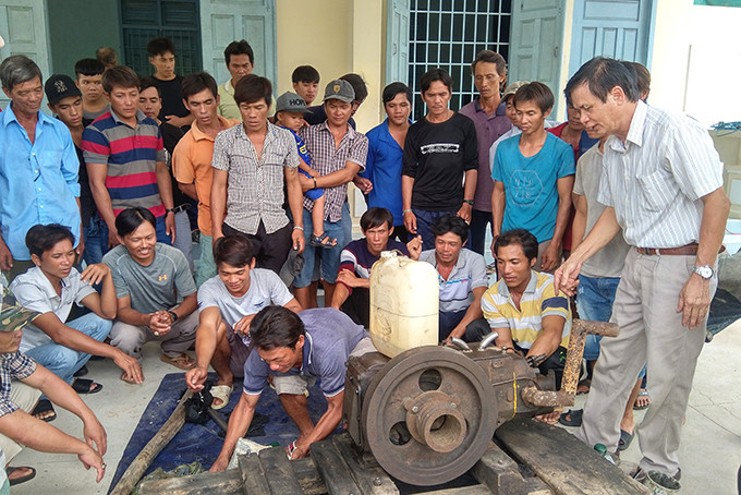 Dạy nghề sửa chữa máy nông ngư cơ cho người dân thôn đảo Ninh Tân.