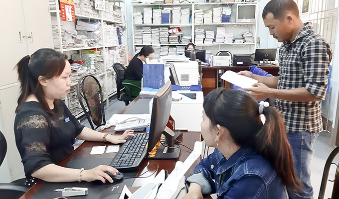 Người dân đến trao đổi thông tin tại Bảo hiểm xã hội huyện Diên Khánh.