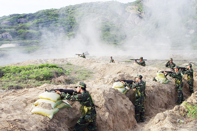 Lực lượng vũ trang TP. Nha Trang diễn tập bắn chiến đấu phòng ngự biển, đảo.