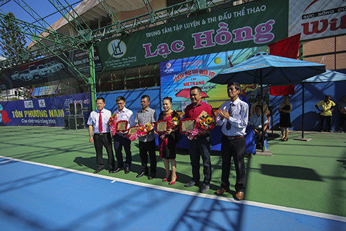 Ban tổ chức tặng kỷ niệm chương cho các nhà đồng tài trợ giải đấu.