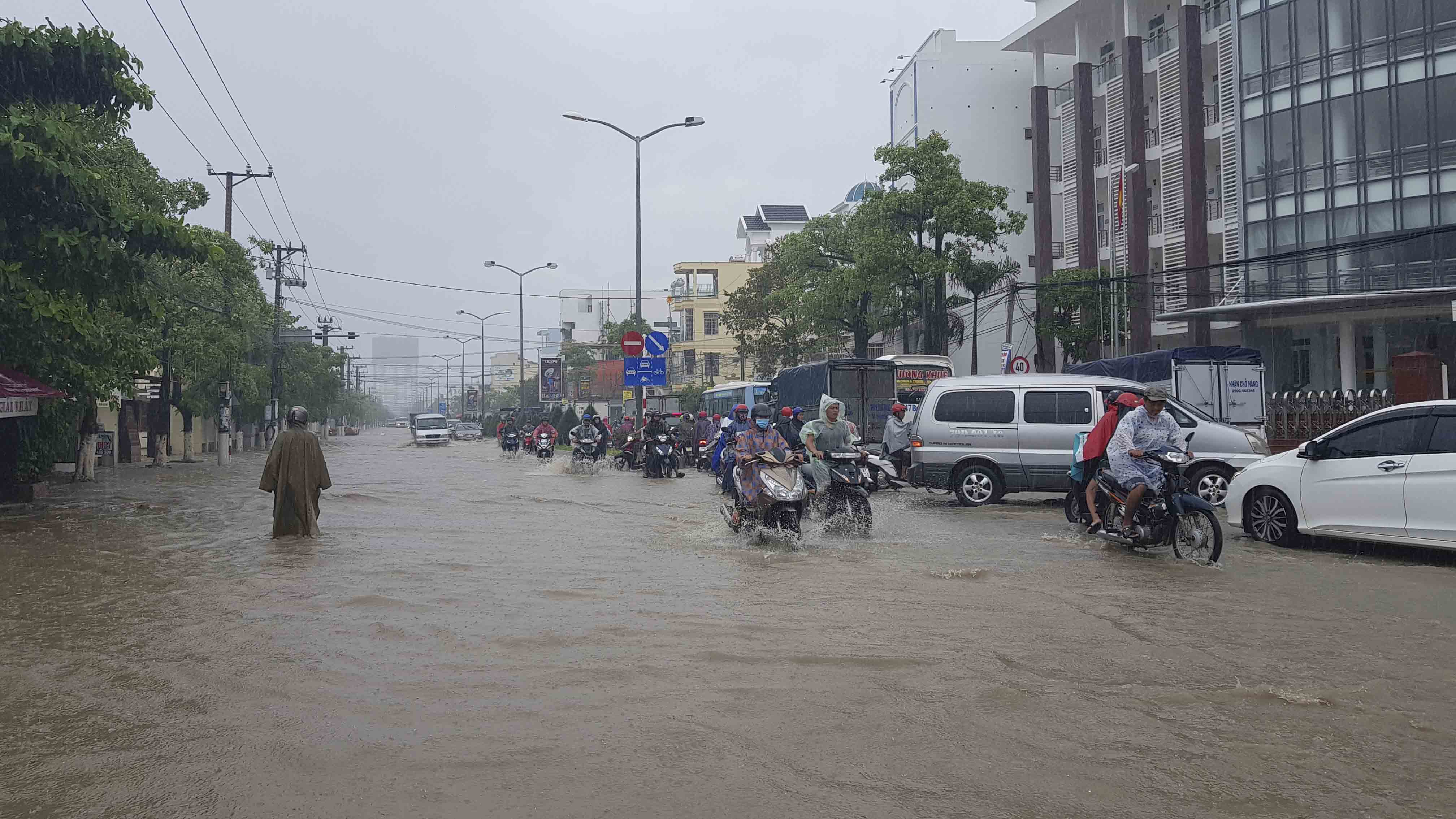 Phân luồng giao thông phục vụ thi công cống thoát nước mưa trên đường 2-4