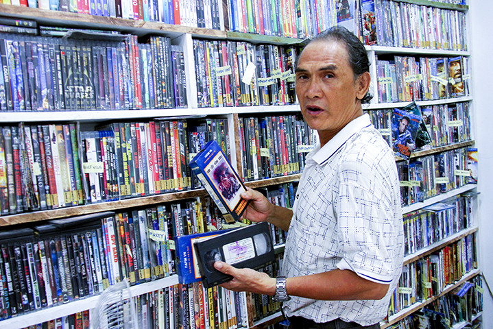 Họa sĩ Bùi Văn Quang giới thiệu một số phim đang được ông lưu giữ.