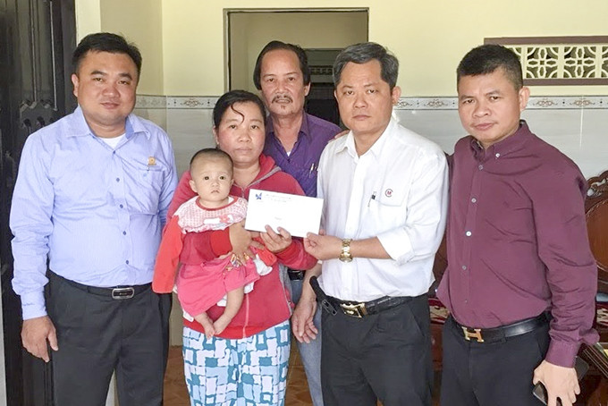 Hội Doanh nhân trẻ Khánh Hòa tặng quà  cho đồng bào bị bão lụt, các hoàn cảnh không may mắn.