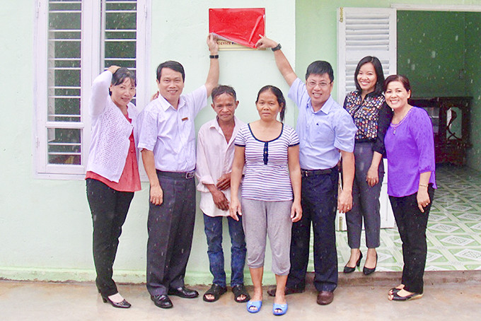 Tổng Công ty Khánh Việt phối hợp với  Báo Khánh Hòa tặng nhà cho người nghèo.