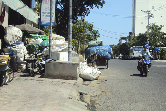 Phế liệu chiếm vỉa hè