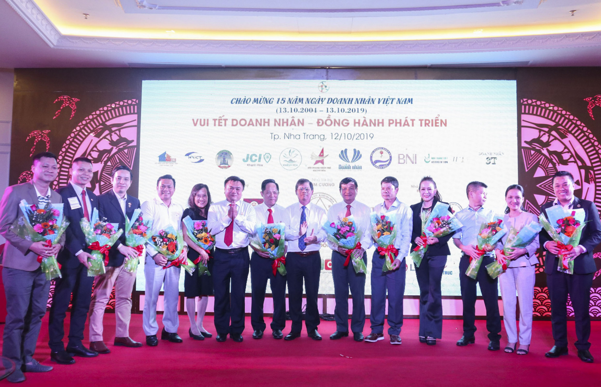 Ông Nguyễn Tấn Tuân tặng hoa các doanh nhân ngày Ngày Doanh nhân Việt Nam.