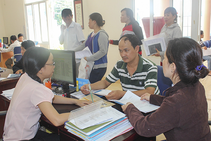 Người lao động tìm hiểu và đăng ký hưởng trợ cấp thất nghiệp tạia Trung tâm Dịch vụ việc làm tỉnh.
